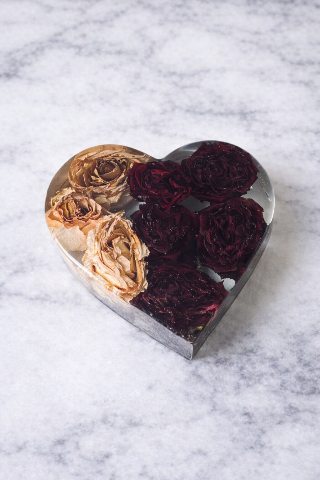 Brautstrauß konservieren Erinnerung aus Hochzeitsblumen in Herz aus Epoxidharz