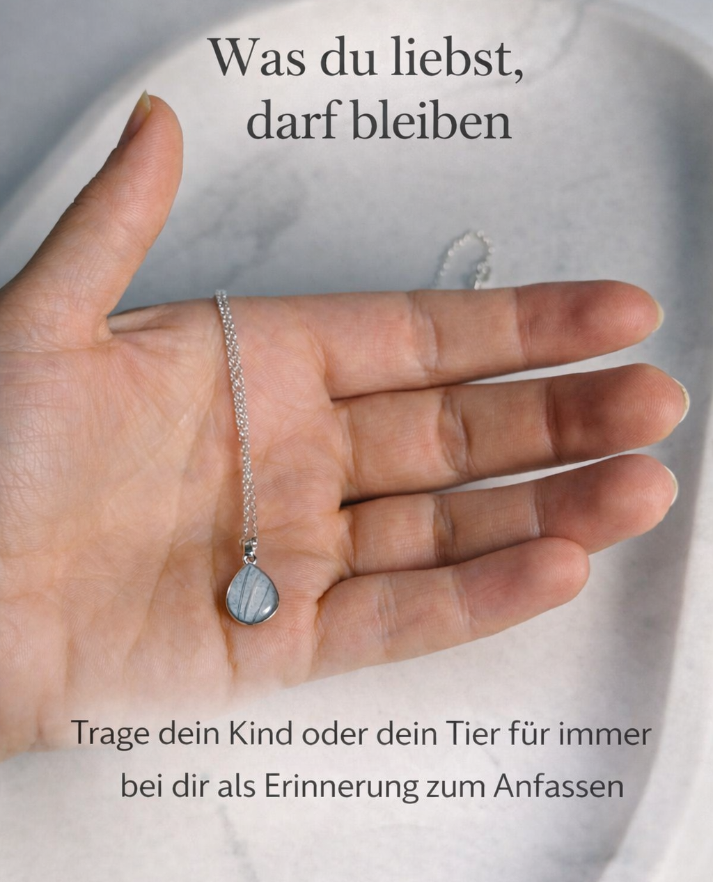 Halskette mit persönlichem Anhänger von Erinnerungsschmuck Österreich, Erinnerungen zum Anfassen