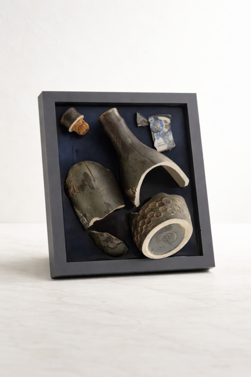 Ein besonderes Hochzeitsgeschenk für Paare, die alles haben. Eine persönliche Erinnerung – eine Flasche mit Bedeutung – wird in Epoxidharz in einem Bilderrahmen für die Ewigkeit bewahrt.