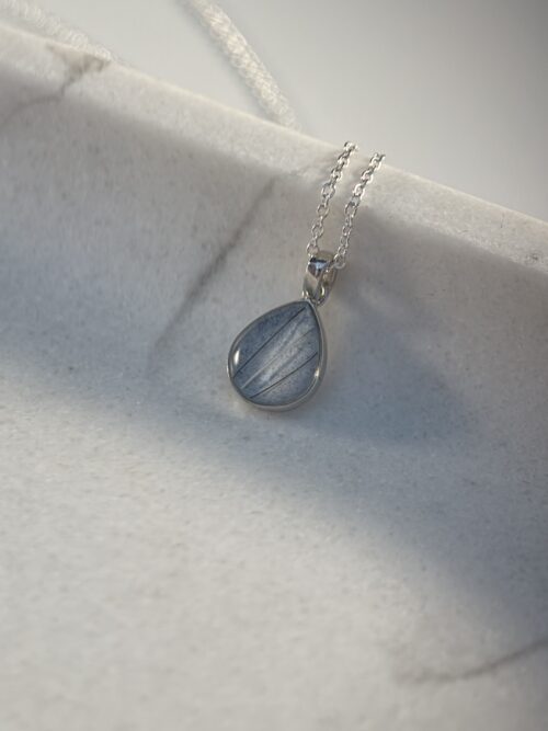 Tierhaarschmuck Tropfen aus 925 Sterlingsilber mit Schnurrhaaren deiner Katze verewigt damit du deine Seelenkatze immer bei dir hast.