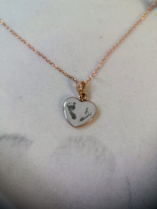 Herzkette mit Fußabdrücken vom Baby als Andenken an die Babyzeit
