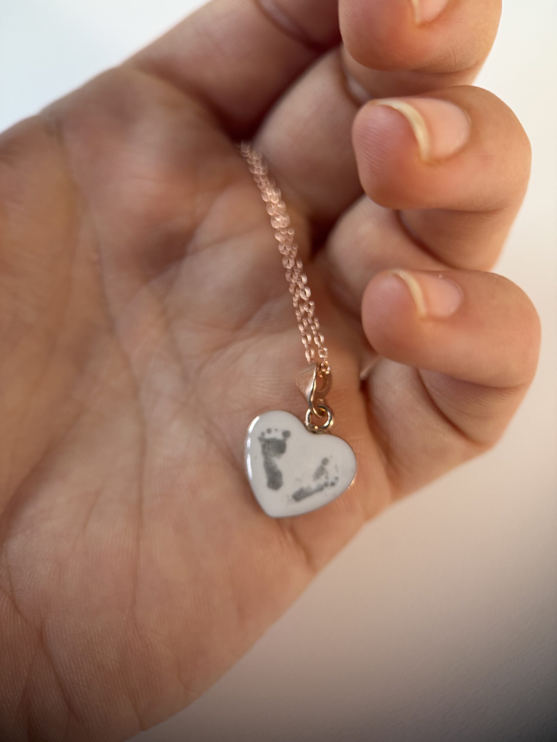 Detailaufnahme Fußabdrücke Kette personalisiert