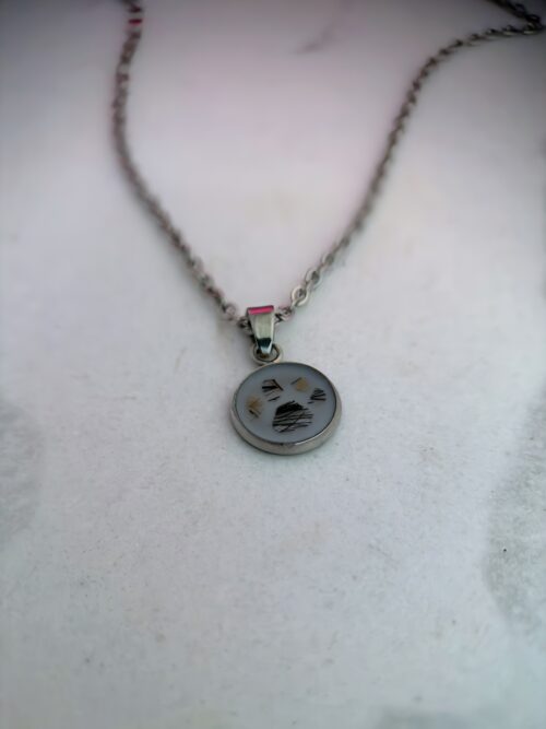 Kette aus Edelstahl mit Pfote aus Tierfell als Andenken an Hund