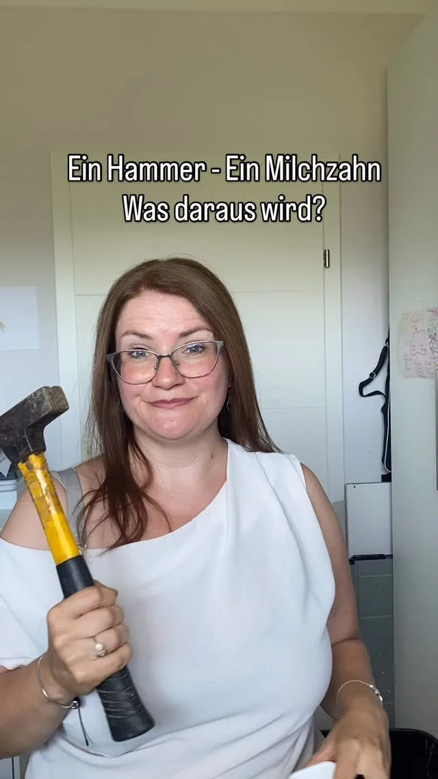 🦷💫 Von der Zahndose ins Herzstück deines Lebens 💫🦷
Ein Milchzahn, einst unter dem Kopfkissen versteckt…
… wird jetzt zu einem einzigartigen Schmuckstück – voll Liebe, Geschichte und Erinnerungen.

Jeder Schritt in meinem Atelier ist Handarbeit:
💥 vom Zerschlagen des Zahns
🩷 über das kunstvolle Eingießen in Epoxidharz
💍 bis zur edlen Fassung in 925er Sterlingsilber.

Weil jeder Zahn ein Kapitel eurer Familiengeschichte ist.
Und weil Erinnerungen es wert sind, getragen zu werden.

👇 Schreib mir, wenn du auch so ein Stück für dein Kind oder Enkelkind möchtest.

#milchzahnschmuck #kindheitserinnerung #erinnerungsschmuck #andenken #zahnschmuck #epoxidharzkunst #fürimmerbeiuns #kinderzeitfesthalten #mamamomente #emotionalerschmuck #handgemachtmitliebe