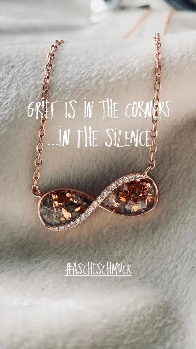 Grief is in the corners…in the silence…in all the dreams that ended too soon.
#erinnerungsschmuck #ascheschmuck #erinnerungenzumanfassen